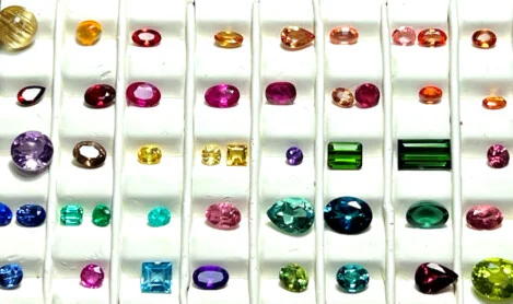 カラーストーンの鑑別実習です。