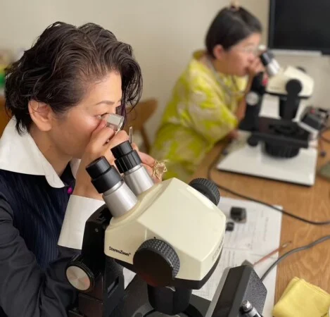 具体的に親子宝石教室の開催の仕方を学びます。